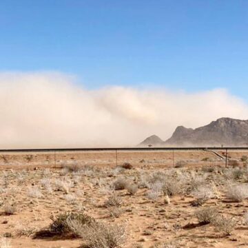 Aufraeumen nach heftigem Sandsturm in der Namib-Wueste