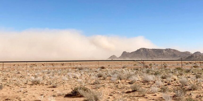 Aufraeumen nach heftigem Sandsturm in der Namib-Wueste