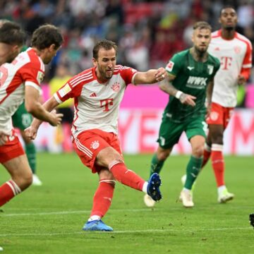 Kane scores twice on home Bundesliga debut as Bayern extend winning start