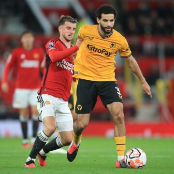 Man Utd punish wasteful Wolves for winning Premier League start