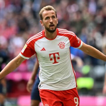 Record-setting Kane hits hat-trick as Bayern rout Bochum