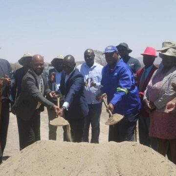 Spatenstich für Ausbau der Karibib-Usakos-Straße