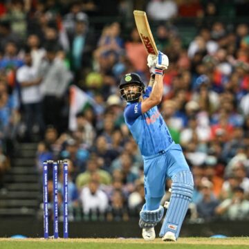 Kohli hits 95 as unbeaten India down New Zealand at World Cup