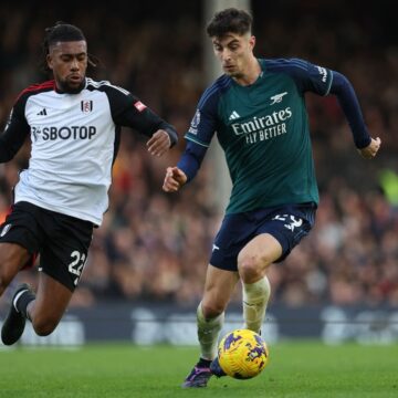 Arsenal falter once more at Fulham, Spurs close on top four