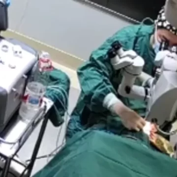 China: Outrage over doctor punching patient during surgery