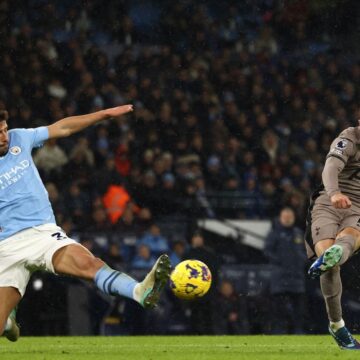 Spurs snatch point at Man City after Liverpool drama