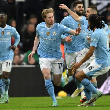 De Bruyne inspires Man City comeback to stun Newcastle, close on Liverpool