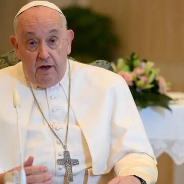 Pope Francis calls for global ban on surrogacy