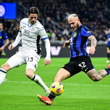 Rampant Inter charge 12 points clear, Napoli hit Sassuolo for six